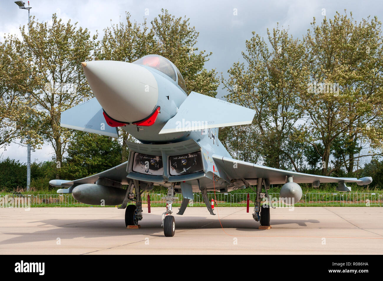 LEEUWARDEN, Niederlande - 17.September 2011: Deutsche Luftwaffe Eurofighter EF-2000 Typhoon Kampfjets, Flugzeug auf der Rollbahn von Leeuwarden Air Base. Stockfoto