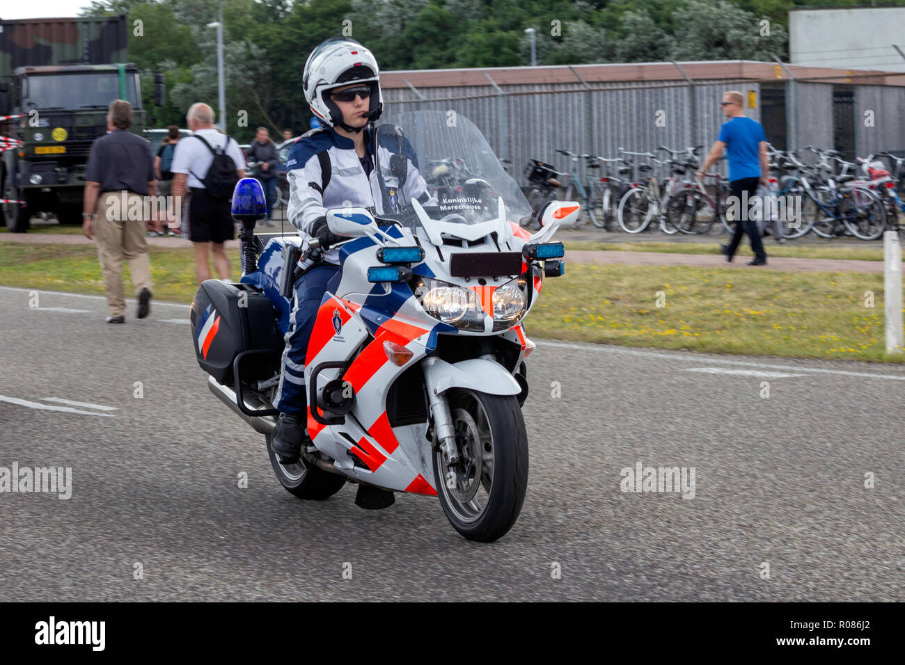 DEN Helder, Niederlande - Apr 7, 2012: niederländische Militärpolizei (marechaussee) Offiziere patrouillieren mit seinem Motorrad auf der Straße. Stockfoto