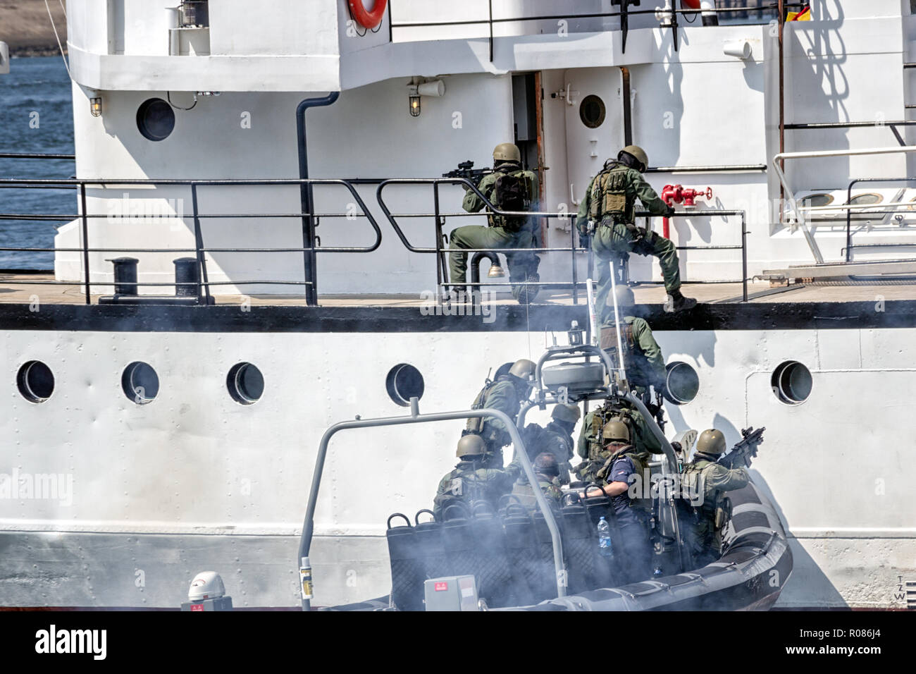 Eingabe von Marines ein Schiff während eines Anti Piracy demonstrion. Stockfoto