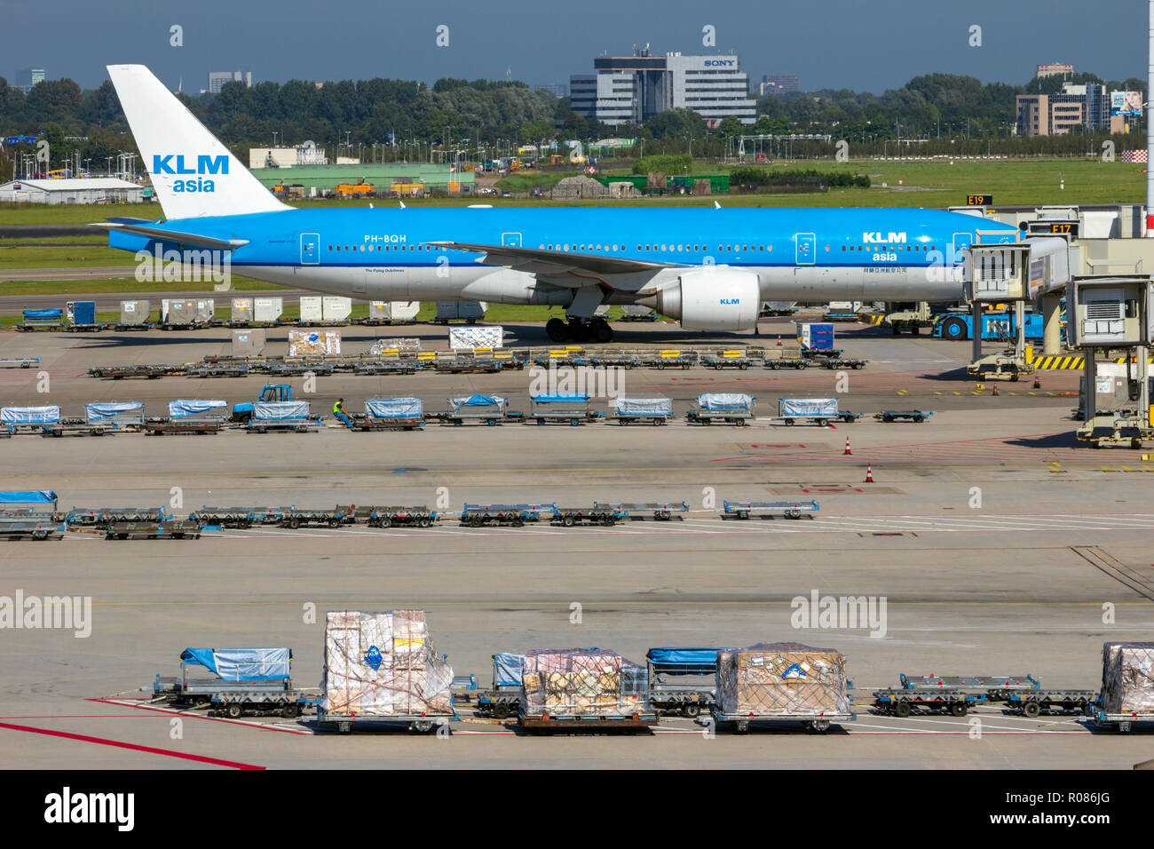 AMSTERDAM - Sep 9, 2012: KLM Boeing 777 Airliner zwischen der Luftfracht am Gate am Amsterdamer Flughafen Schiphol International Airport. Stockfoto