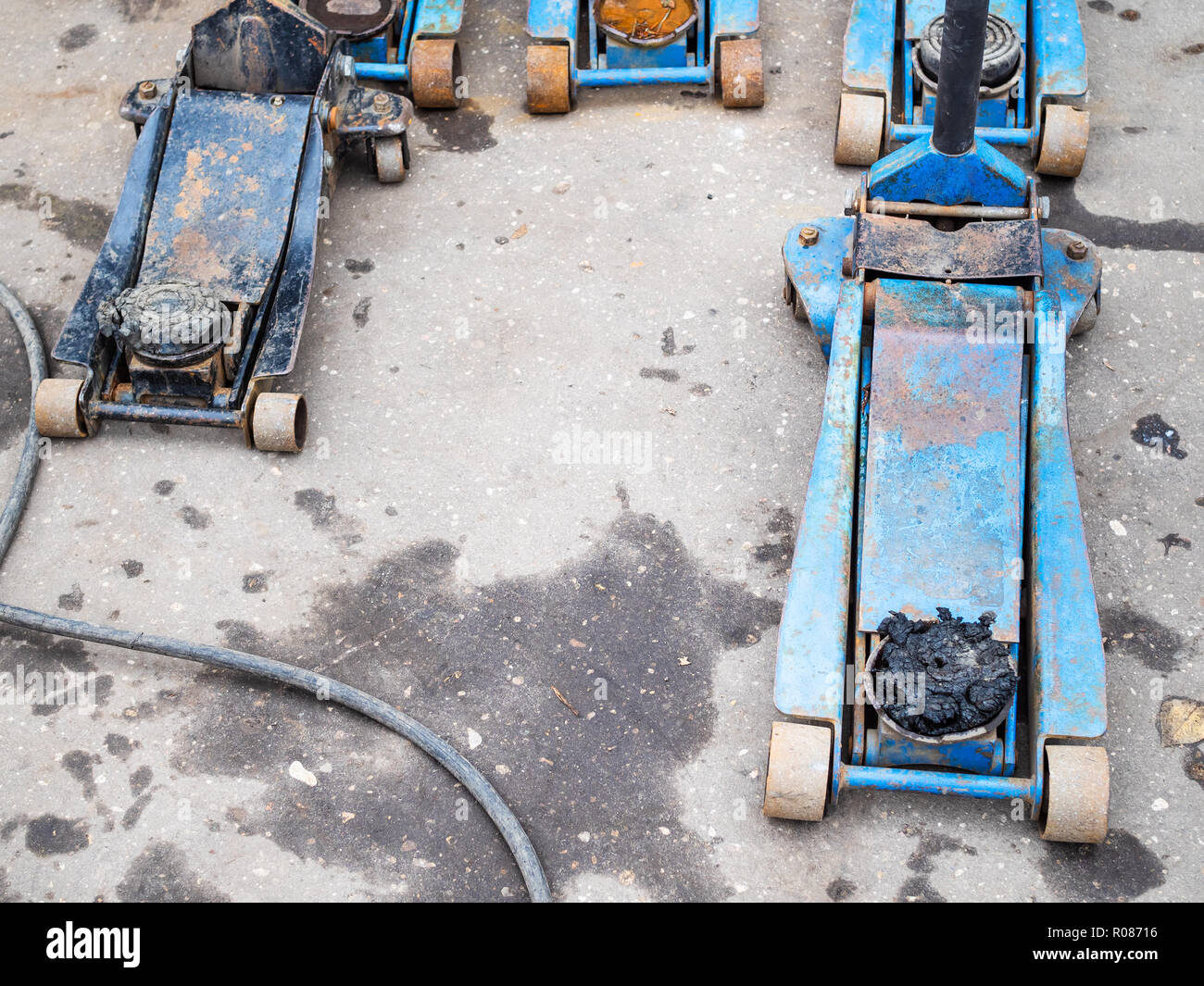 Paar alte hydraulische Wagenheber für den Austausch der Reifen auf dem  Boden der freien Autowerkstatt Stockfotografie - Alamy