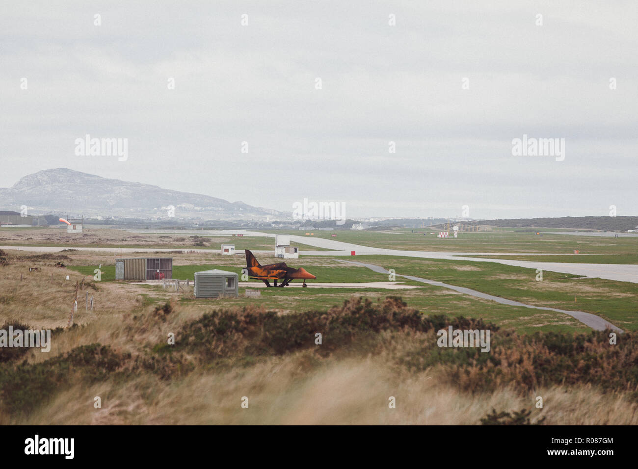 Stillgelegte Düsenflugzeug, auf Tal Start-und Landebahn, Rhosneigr, Anglesey, North Wales, UK, mit heiligen Berg, Holy Island, im Hintergrund Stockfoto