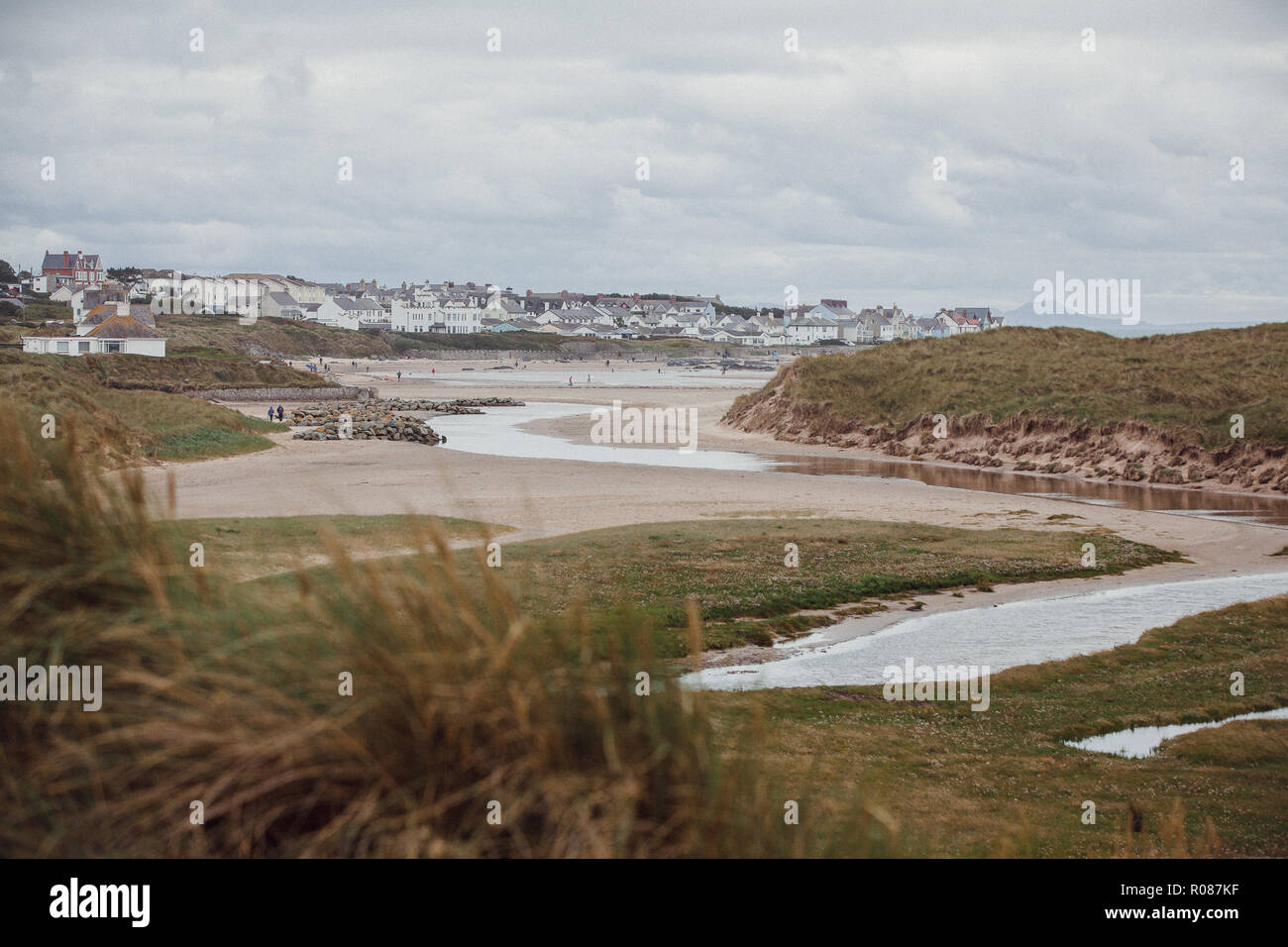 Blick auf Rhosneigr aus durch die Sanddünen auf Cymryan Strand, Anglesey, North Wales, UK Stockfoto