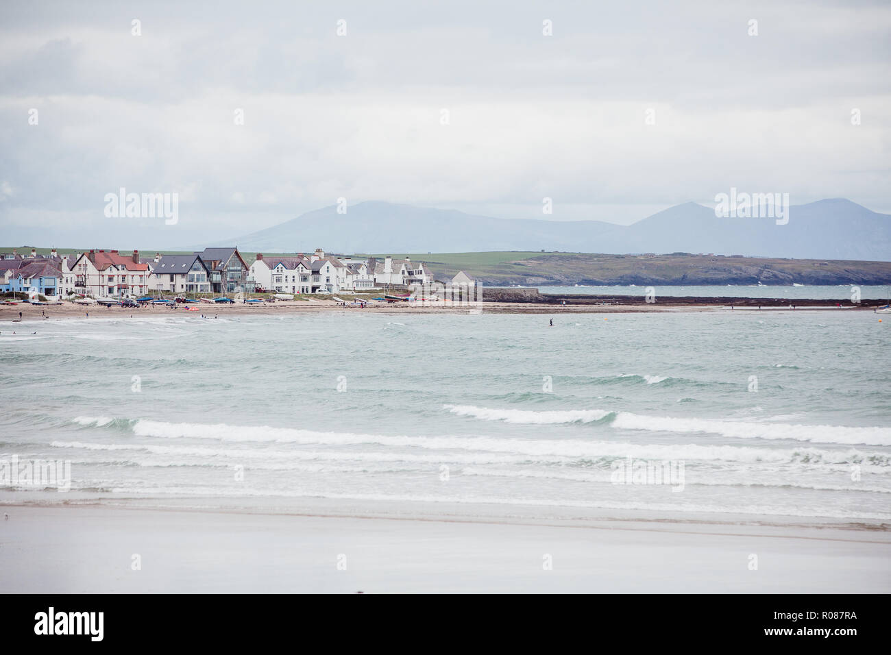 Blick über Cymryan Strand in Richtung Rhosneigr Stadt, Anglesey, North Wales, UK Stockfoto