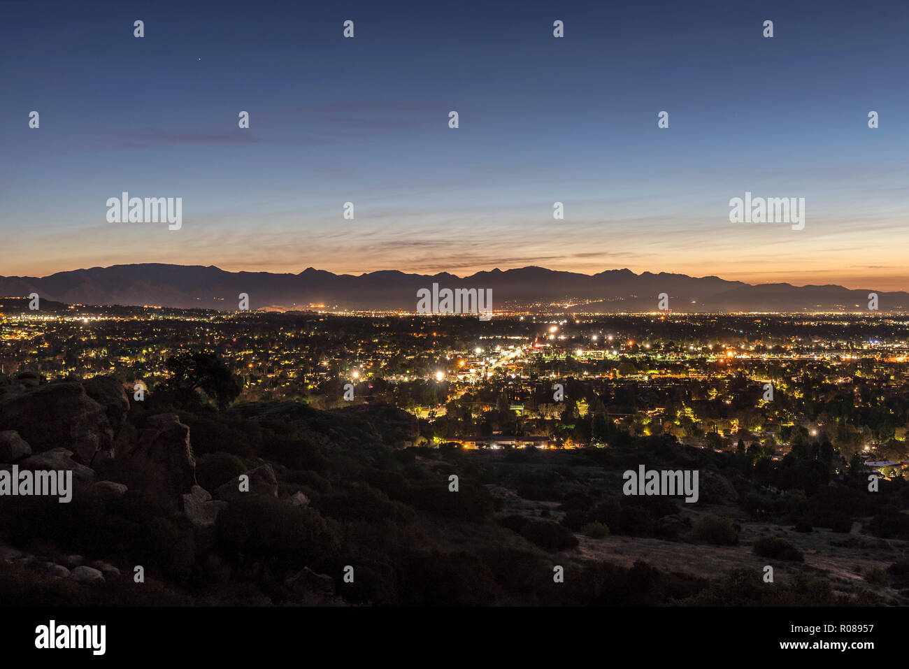 Los Angeles Kalifornien predawn malerischen San Fernando Valley View. Die San Gabriel Mountains im Hintergrund. Stockfoto
