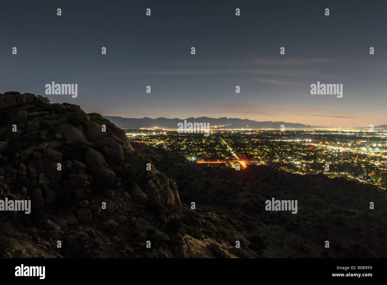 Los Angeles Kalifornien am frühen Morgen Blick auf die San Fernando Valley vom Santa Susana Mountains. Die San Gabriel Mountains im Hintergrund. Stockfoto