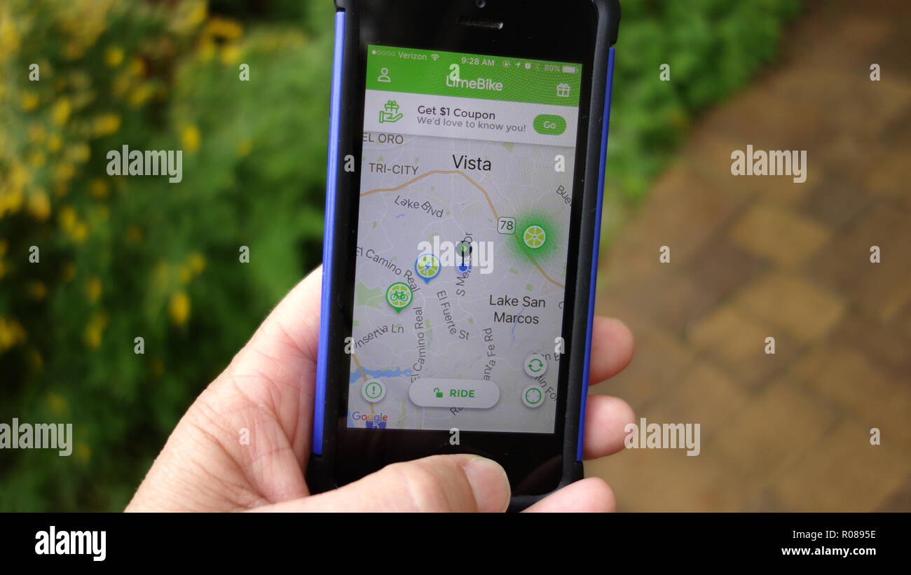 Öffnen LimeBike App auf ein Handy, auf der Sie verfügbare Fahrräder und Motorroller in der Nähe Stockfoto