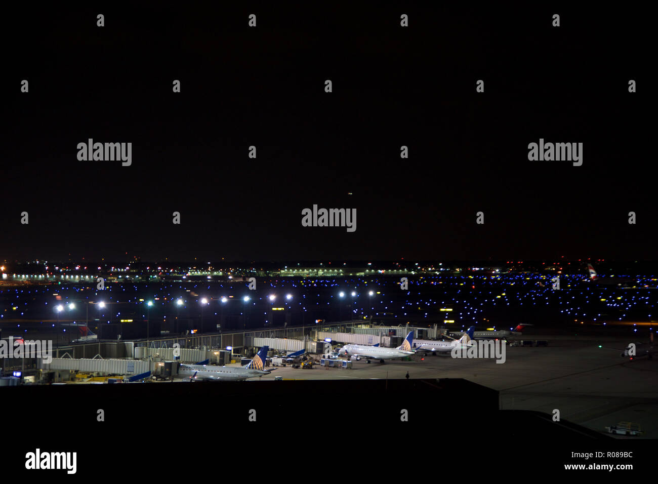 CHICAGO, Illinois, Vereinigte Staaten - 11. MAI 2018: Mehrere Flugzeuge am Gate am Chicago O'Hare International Airport in der Nacht. Stockfoto