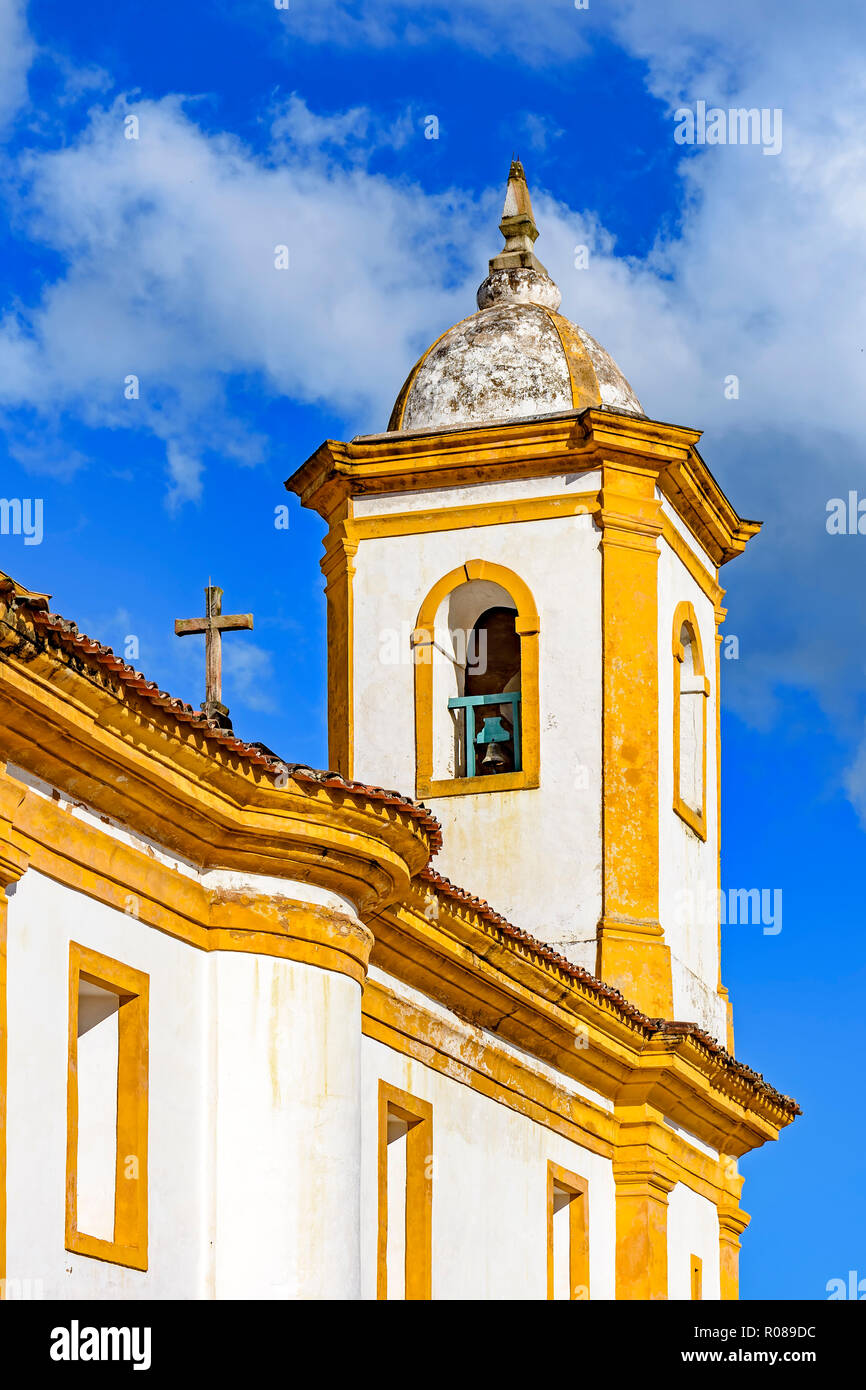 Rückseitige Ansicht des historischen Kirche und ihrem Glockenturm in Barock und koloniale Architektur der Stadt Ouro Preto in Minas Gerais Stockfoto