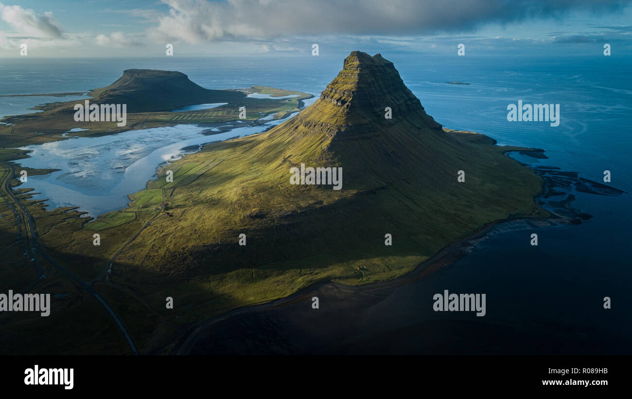 Luftbild der Kirkjufell Berg in der Nähe Grundarfjordur, Halbinsel Snaefellsnes, Island Stockfoto