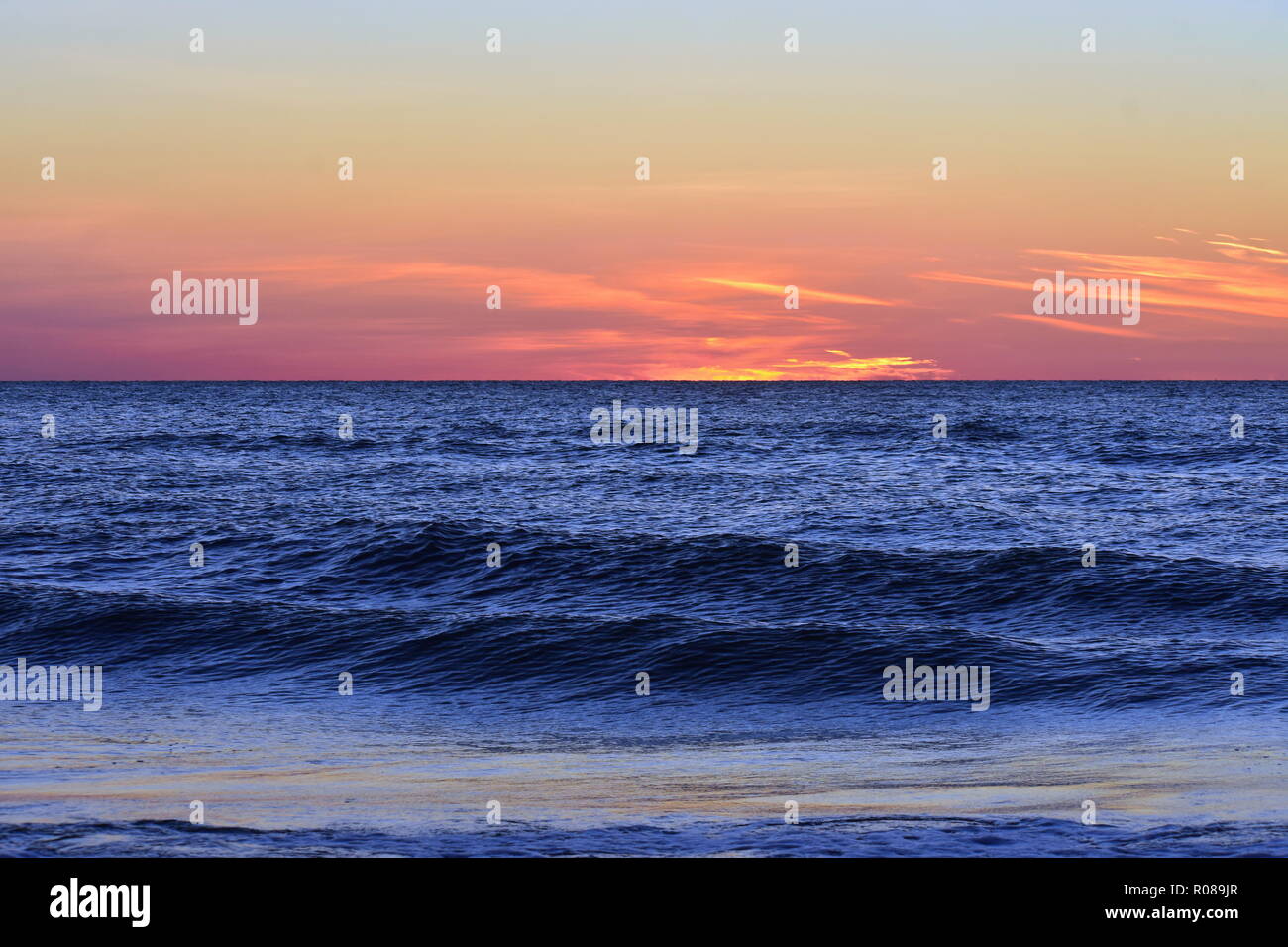 Clearwater, Florida. Oktober 21,2018 Blue Ocean auf bunten Sonnenuntergang Hintergrund in Clearwater Beach. Stockfoto