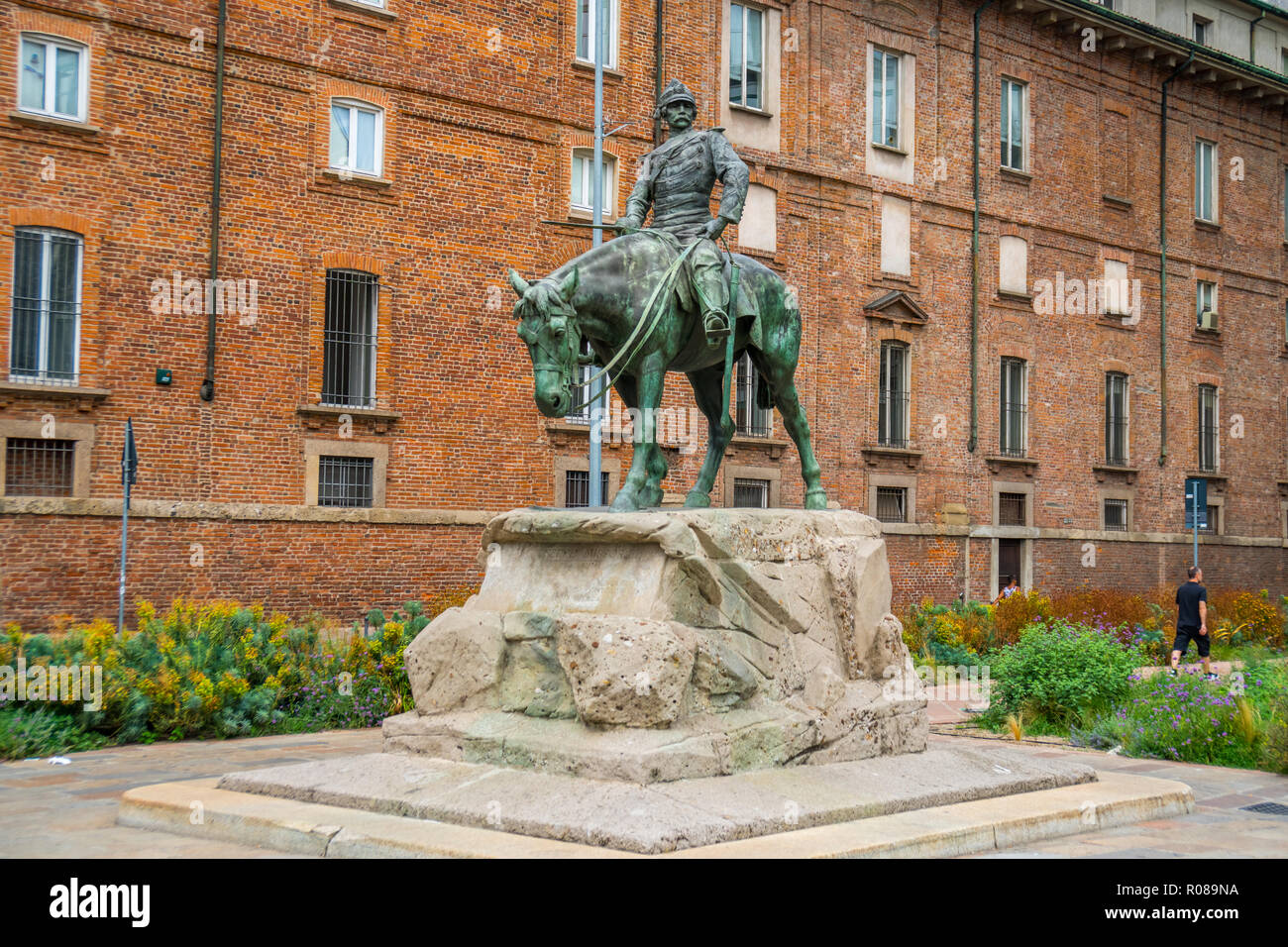 Mailand, Italien - 14.08.2018: Die bronzestatue von Giuseppe Missori auf Pferd mit der Roten Wand im Hintergrund und in der Nähe der Piazza de Dom in historischen Cen Stockfoto