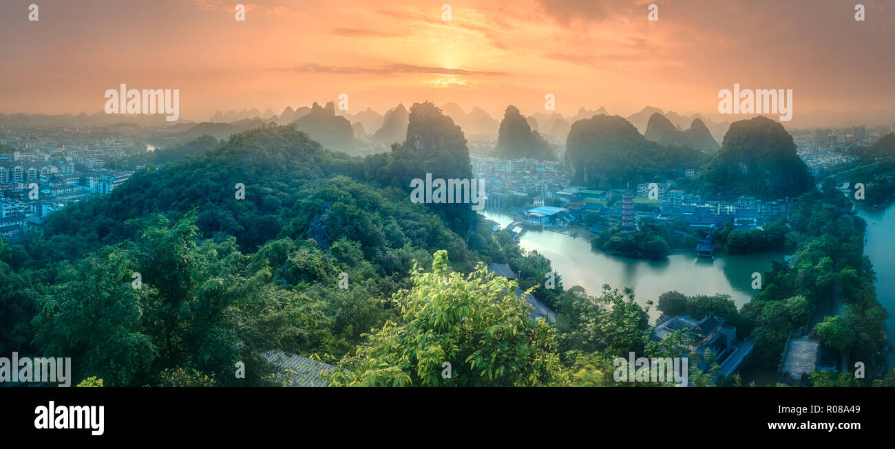Luftaufnahme von Guilin, Li Fluss und Karstgebirge Yangshuo bei Sonnenaufgang mit Sonnenstrahlen Guangxi Province, China Stockfoto