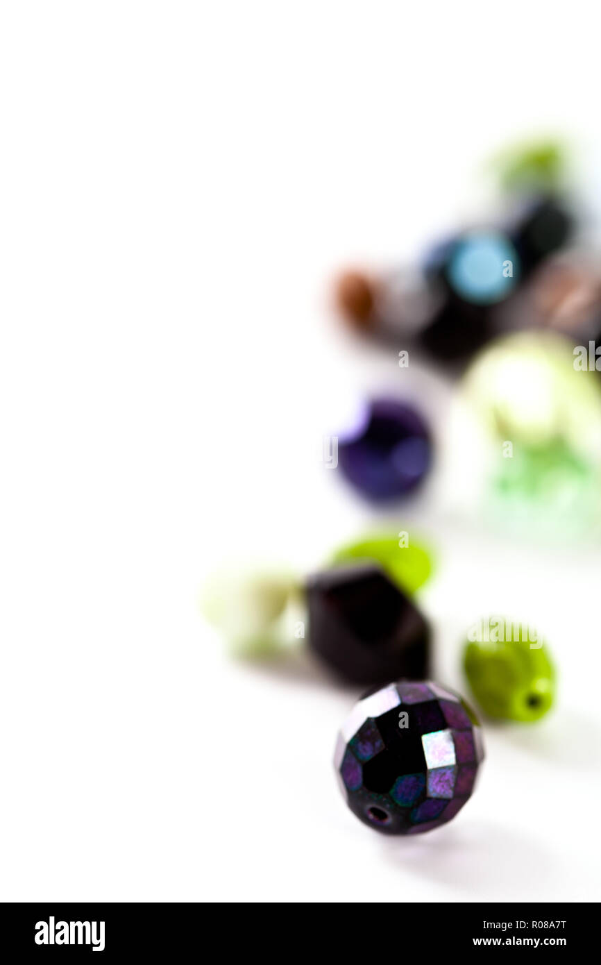 Bunte Glasperlen closeup auf weißem Hintergrund Stockfoto
