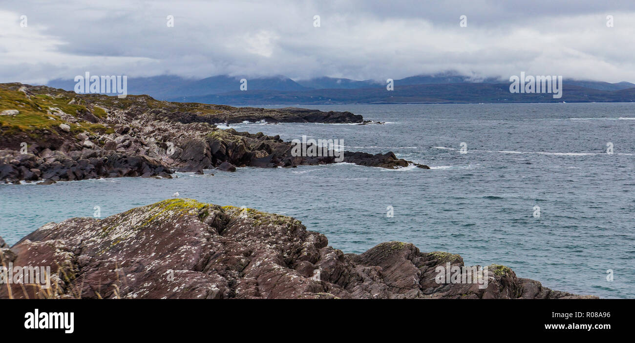 Felsen auf das Meer und die Bucht mit Blick auf die Dingle Halbinsel über das Wasser während der Fahrt entlang des Ring of Kerry Stockfoto