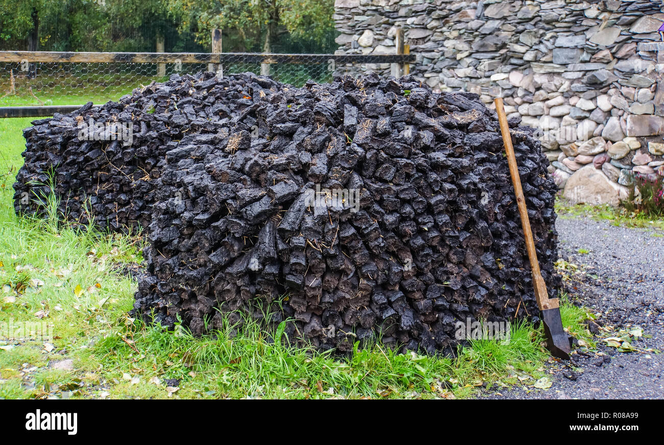 Stapel der Sod oder Rasen schneiden aus dem Moor zum Brennen mit Schneidwerkzeug Stockfoto