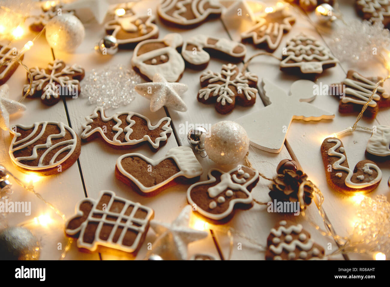 Weihnachtsstollen Komposition. Gingerbread cookies mit Weihnachten Dekorationen Stockfoto