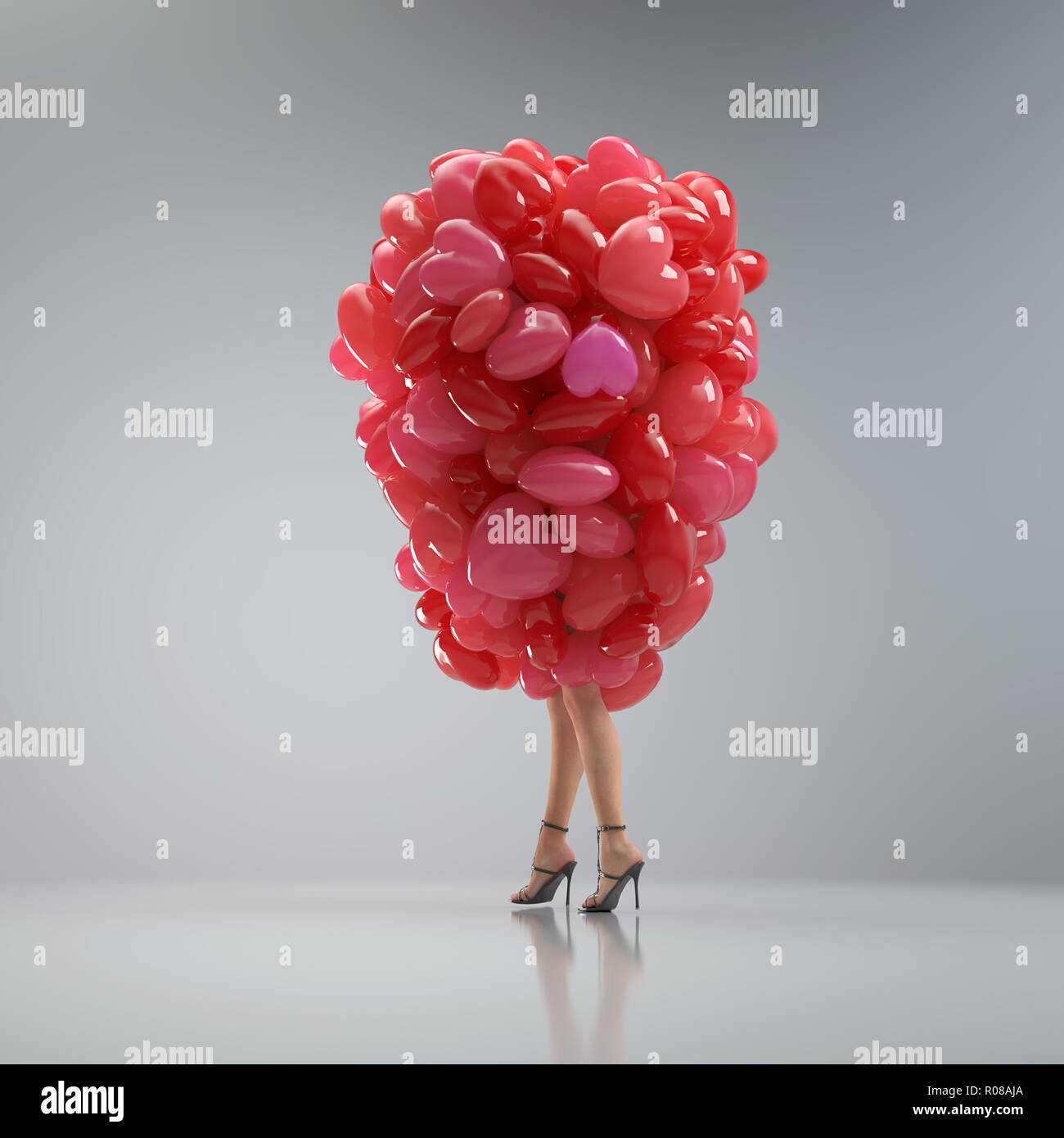 Attraktive Frau in einem Bündel von herzförmige Luftballons Stockfoto