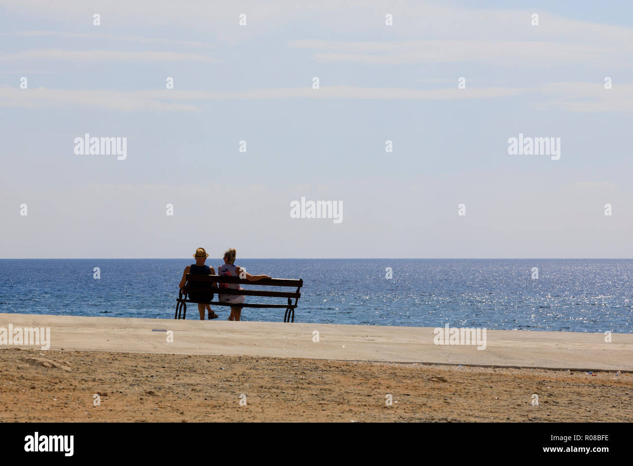 Paar auf einer Bank sitzend mit Meerblick, Zypern Oktober 2018 Stockfoto