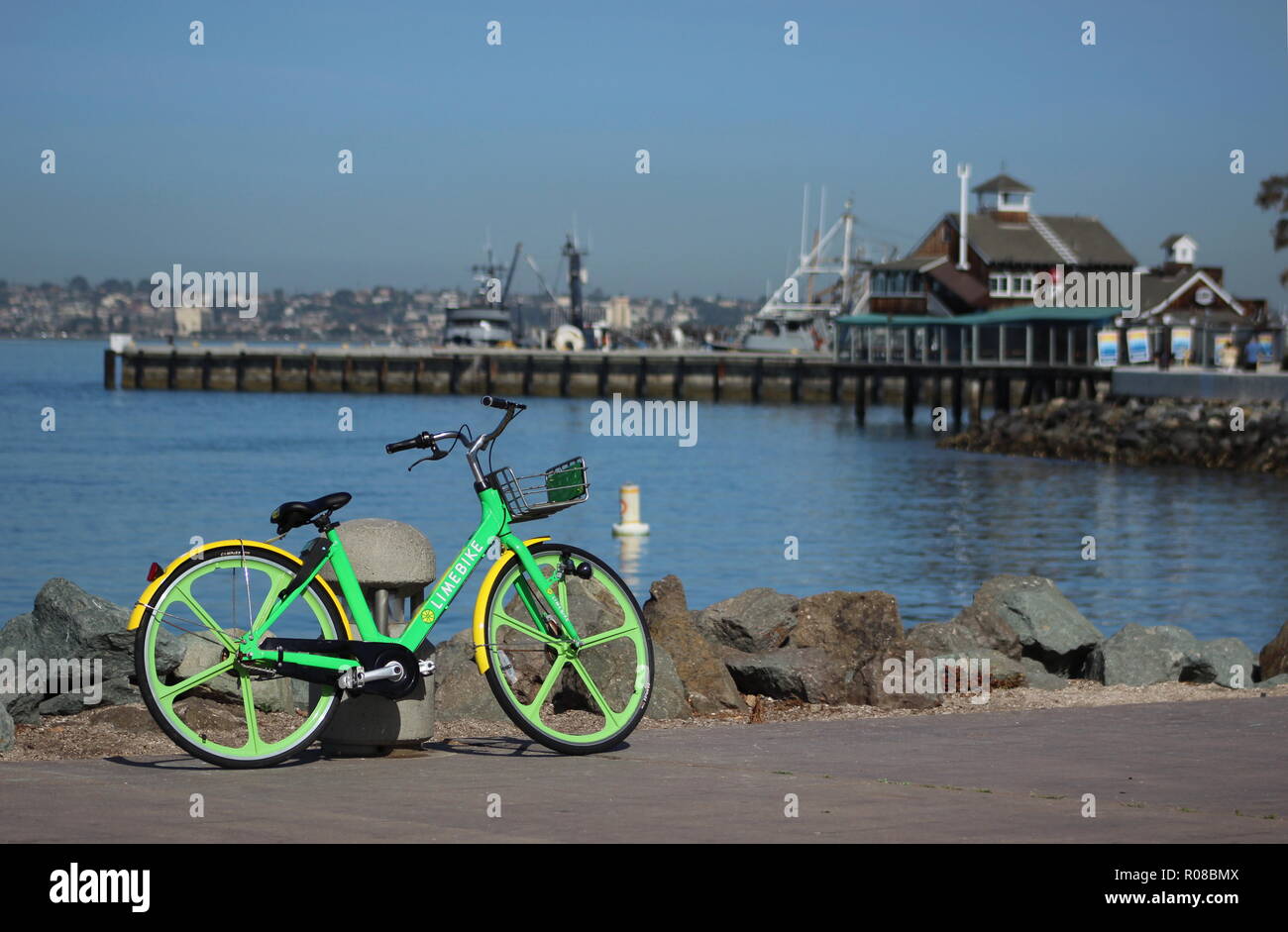 Grüne LimeBike mit Blick auf San Diego Marina, bereit für den nächsten Benutzer in San Diego als die Stadt umfasst dockless Mitfahrgelegenheiten Stockfoto
