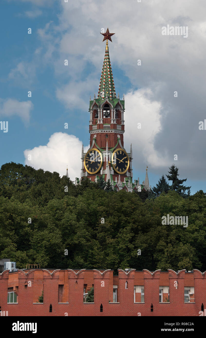 Moskau Russland, Aussicht auf Spaskaya Turm der Moskauer Kreml aginst bewölkter Himmel Stockfoto