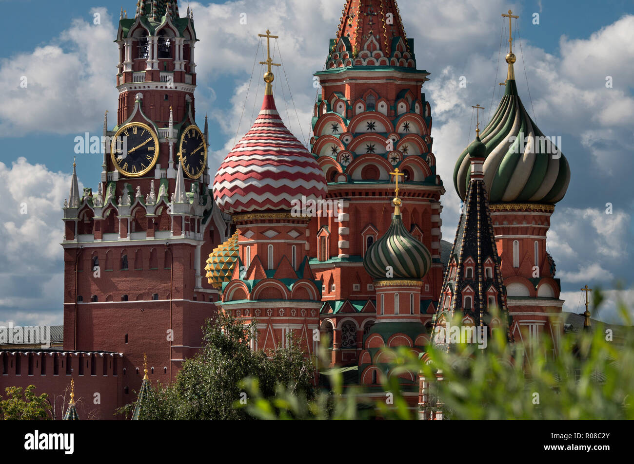 Moskau Russland Blick auf den Kreml und der St. Basil Kathedrale. Stockfoto