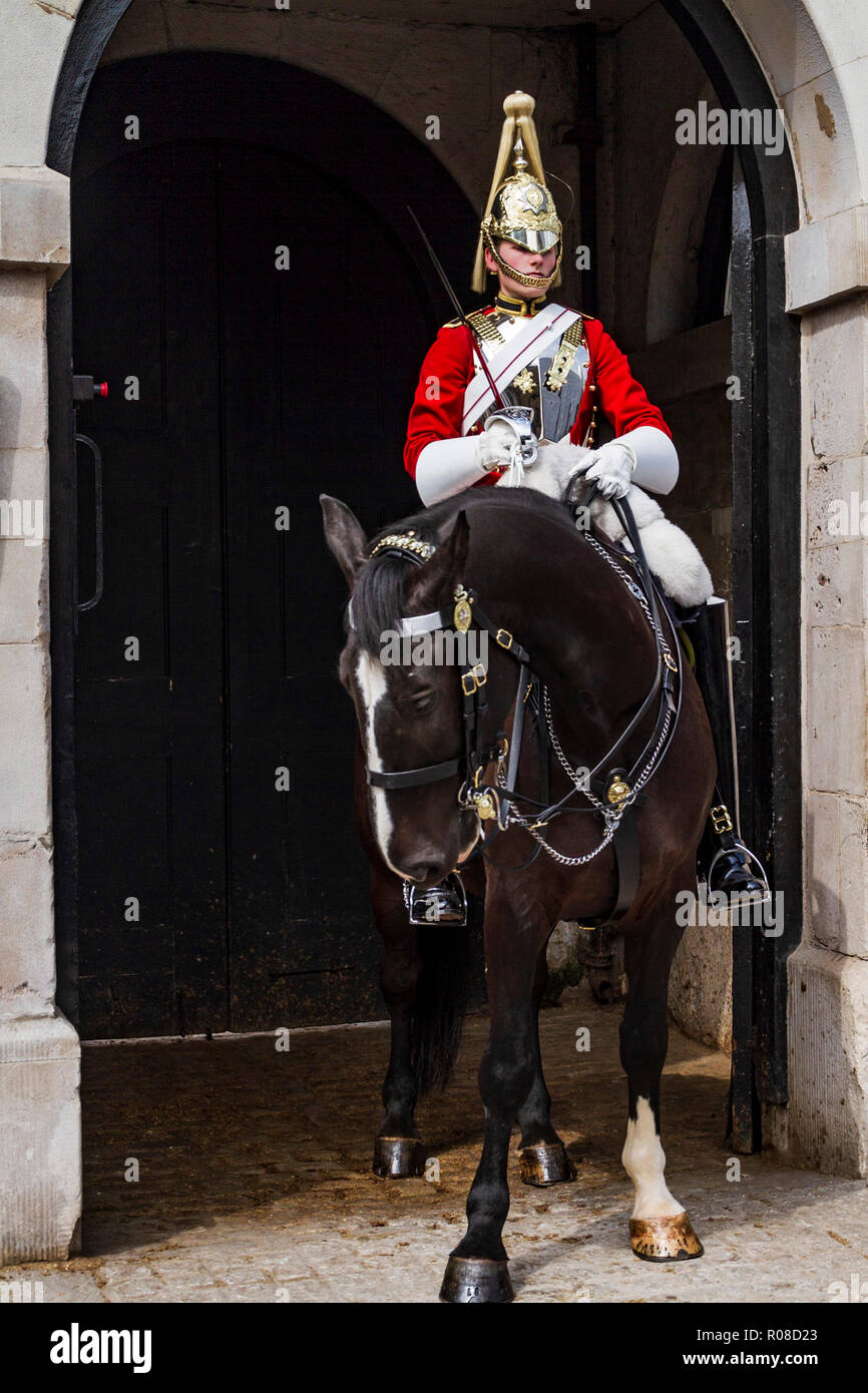 London, England, UK-Mai 17,2014: Royal Guard sitzen in einem Pferd Bewachung einer Tür Stockfoto