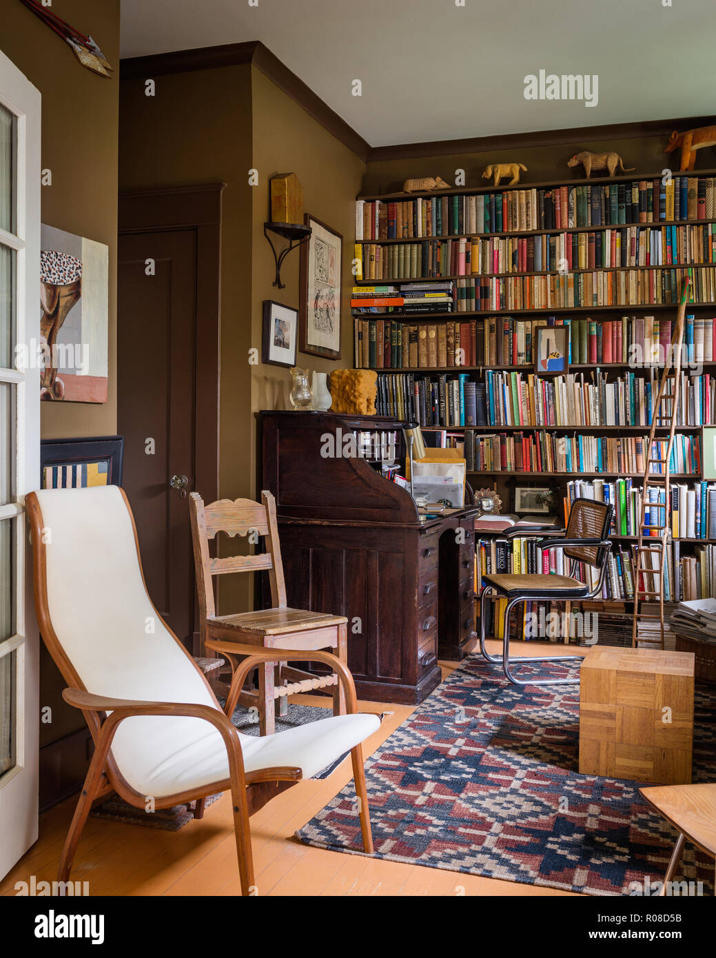 Retro Wohnzimmer mit Bücherregal Stockfoto
