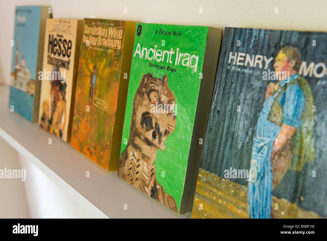 Alte Bücher im Regal Stockfoto