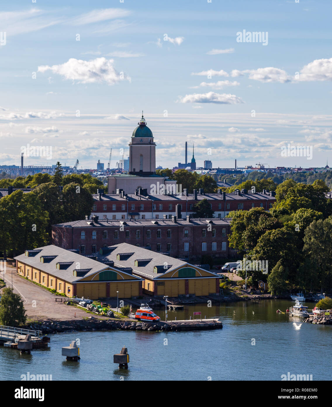 Ist die Festung Suomenlinna vor Helsinki, hier an einem Sommertag mit der Stadt im Hintergrund, Finnland Stockfoto