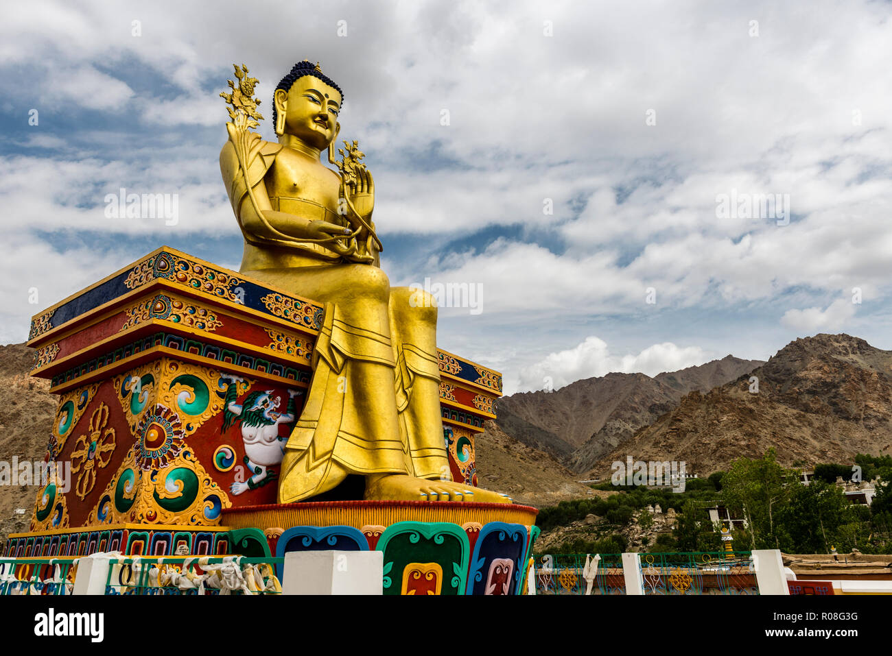 Die 23 Meter hohen vergoldeten goldene Statue des Maitreya, der zukünftige Buddha, sitzt auf dem Dach von likir Gompa, einer der buddhistischen Klöster in Ladakh. Stockfoto