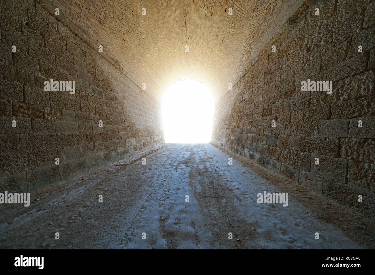 Innerhalb eines Tunnels mit hellen Licht am Ende, natürlichen Szene, L'Ametlla de Mar, Tarragona, Katalonien, Spanien Stockfoto