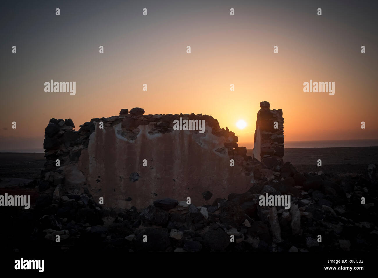 Schönen Sonnenuntergang über Ruinen, dramatische Farben im Las Casas de Taca, Fuerteventura, Canary-Islands, Spanien Stockfoto