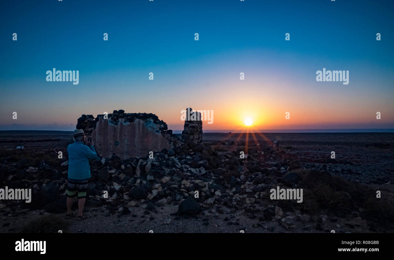 Schönen Sonnenuntergang über Ruinen, dramatische Farben im Las Casas de Taca, Fuerteventura, Canary-Islands, Spanien Stockfoto