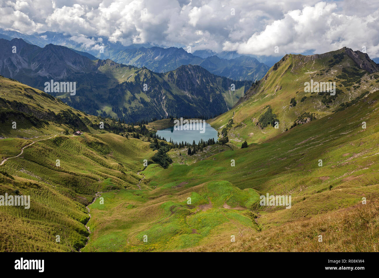 Blick auf den See Seealpsee, Seeköpfel und Allgäuer Alpen, Nebelhorn, Oberstdorf, Oberallgäu, Allgäu, Bayern, Deutschland Stockfoto