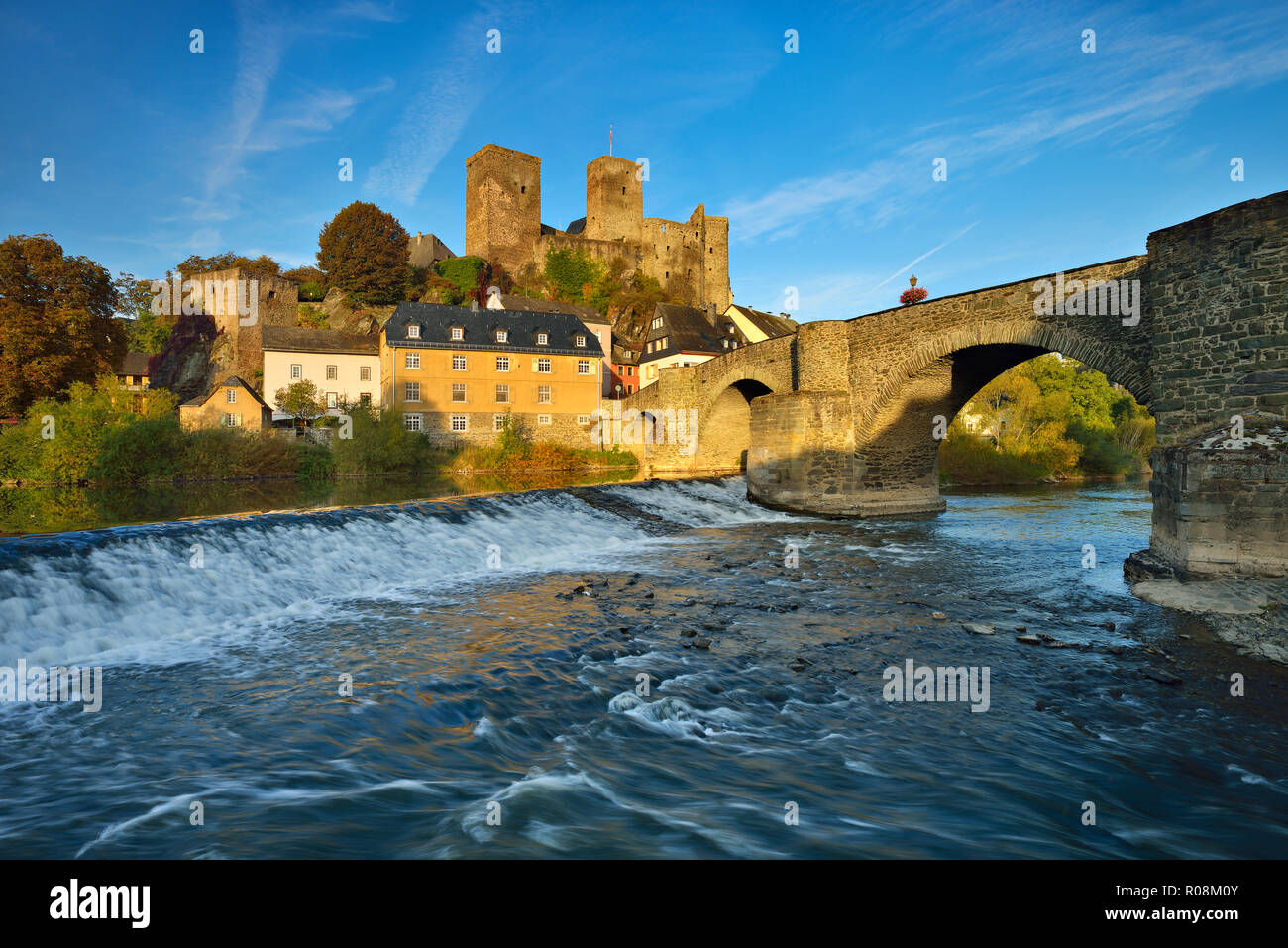 Burg und Stadt Runkel mit mittelalterlichen Steinernen Brücke, Lahn mit Wehr, Runkel, Hessen, Deutschland Stockfoto