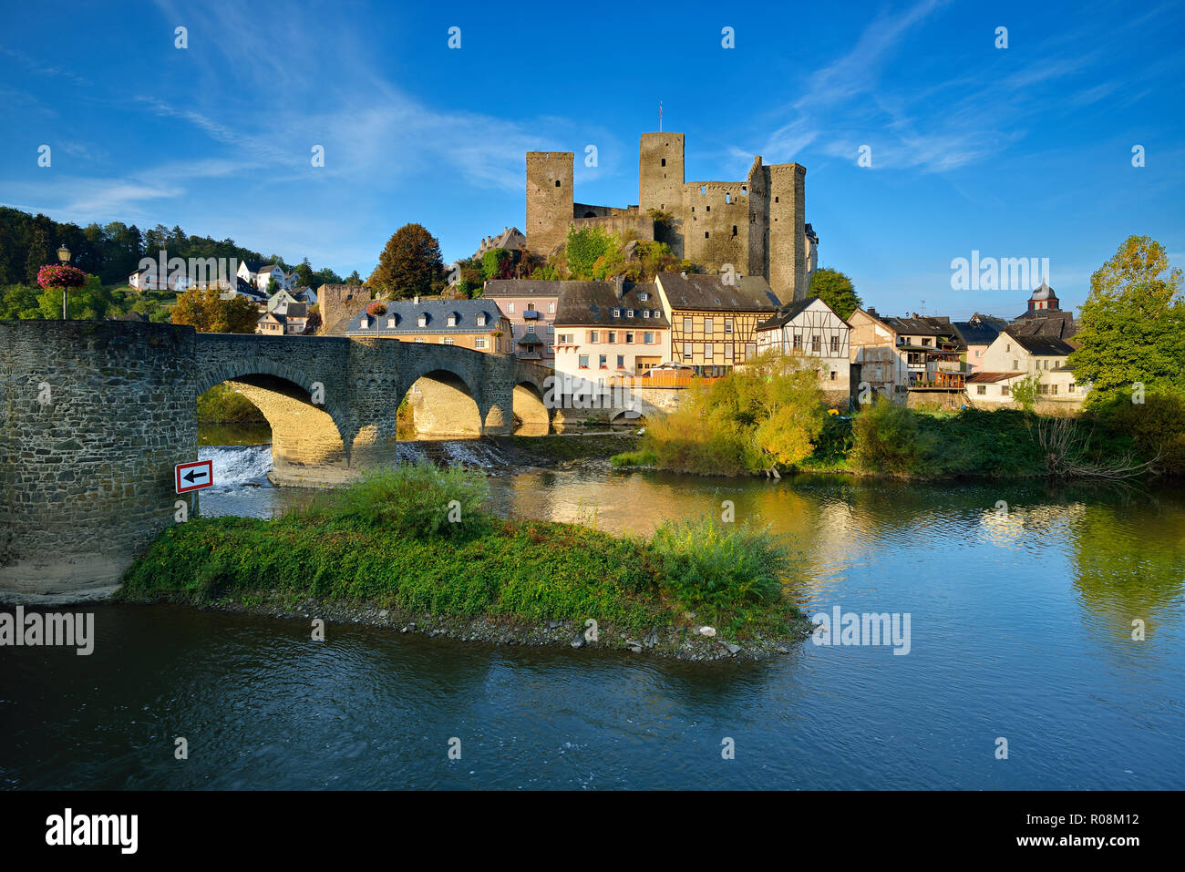 Burg und Stadt Runkel mit mittelalterlichen Steinbrücke über den Fluss Lahn, Runkel, Hessen, Deutschland Stockfoto