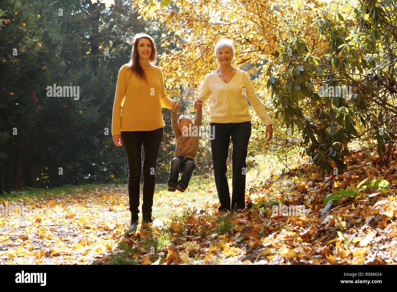 Drei Generationen von Frauen. Großmutter, Tochter und Enkelin wandern im herbstlichen Wald, Tschechische Republik Stockfoto