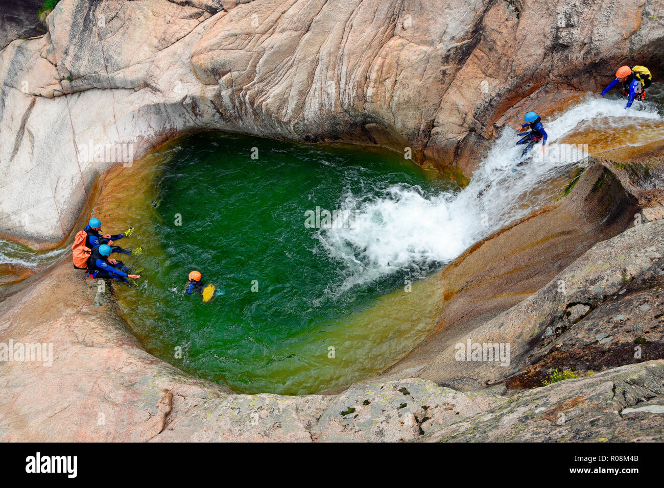 Canyoning Gruppe an den Kaskaden von Purcaraccia, Département Corse-du-Sud, Korsika, Frankreich Stockfoto