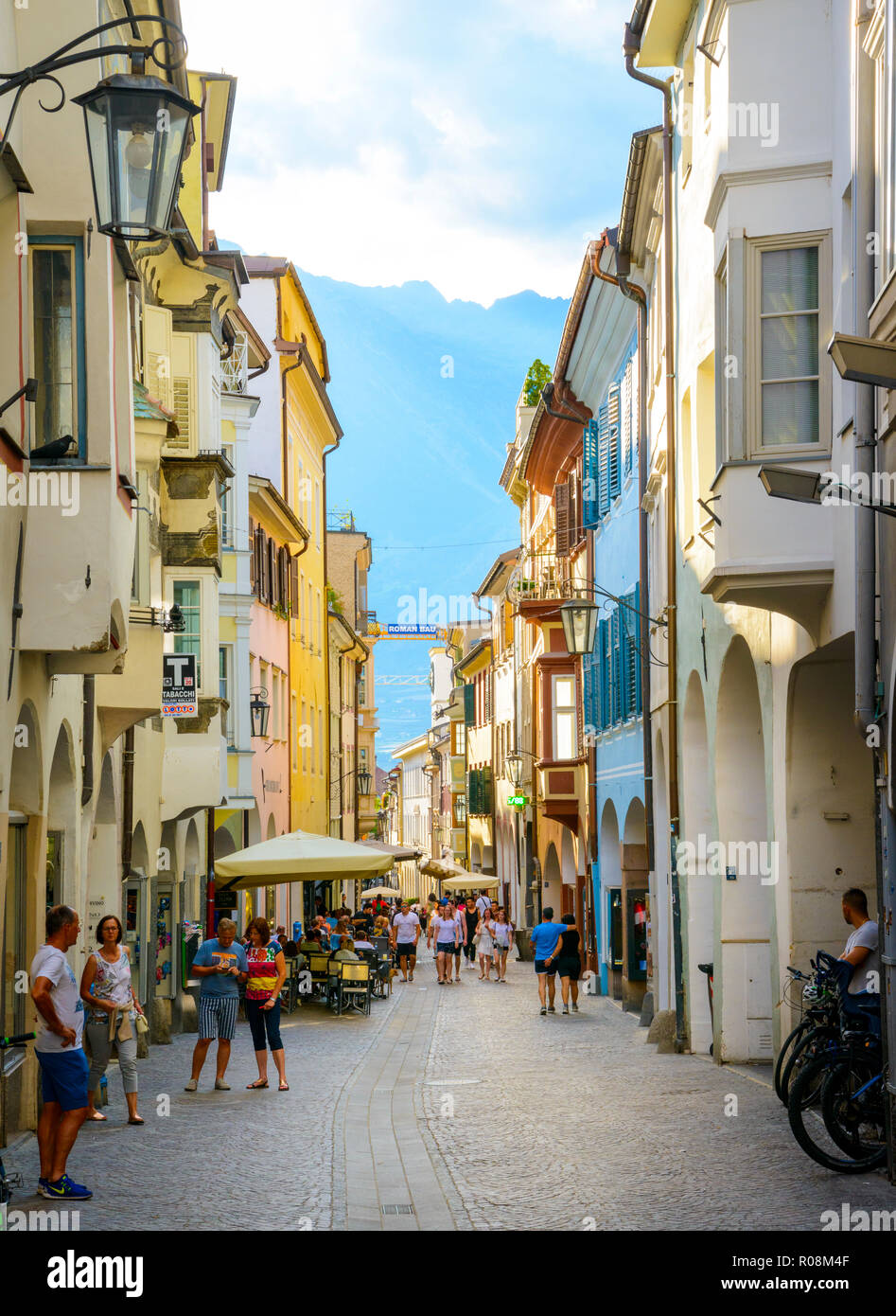 Laubengasse, Via Portici in der Altstadt von Meran, Südtirol, Trentino, Italien Stockfoto