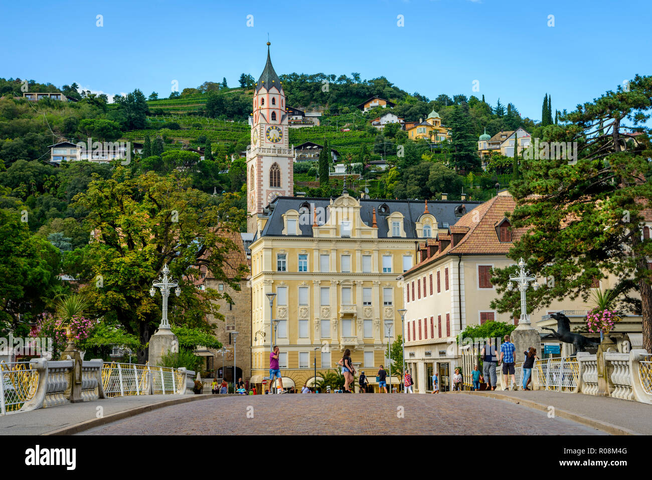 Bozen Tor, Porta di Bolzano, Passerpromenade, St. Nikolaus Pfarrkirche, parrocchia San Nicolò, Altstadt von Meran Stockfoto