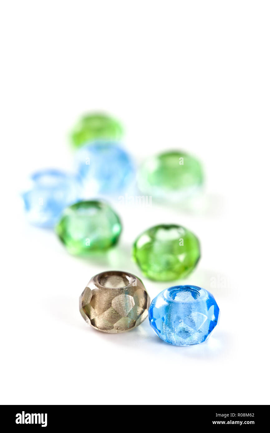 Bunte Glasperlen closeup auf weißem Hintergrund Stockfoto