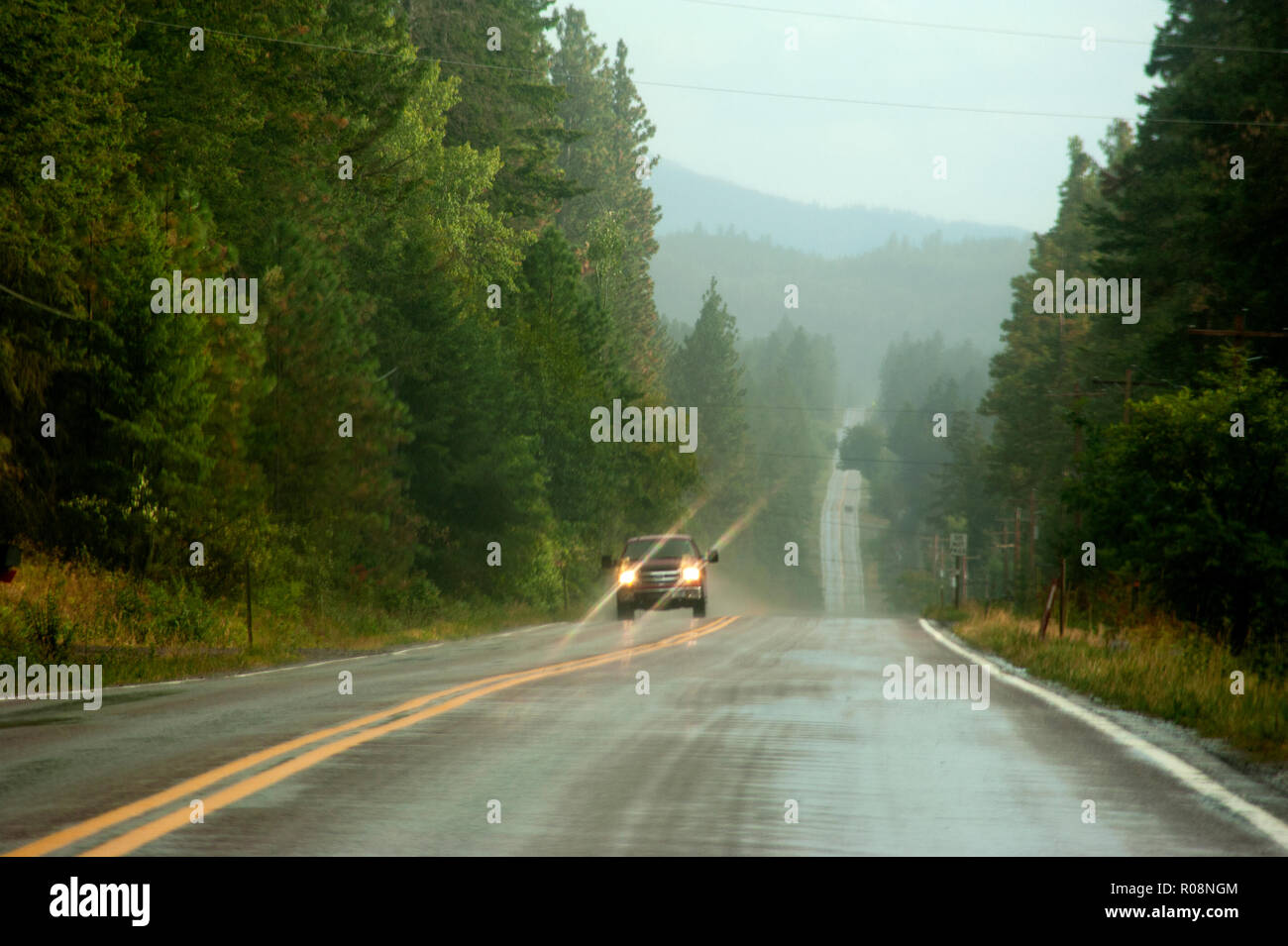 Lkw Fahren auf Regen gegelt Road in der Nähe von Flathead Lake, Montana Stockfoto