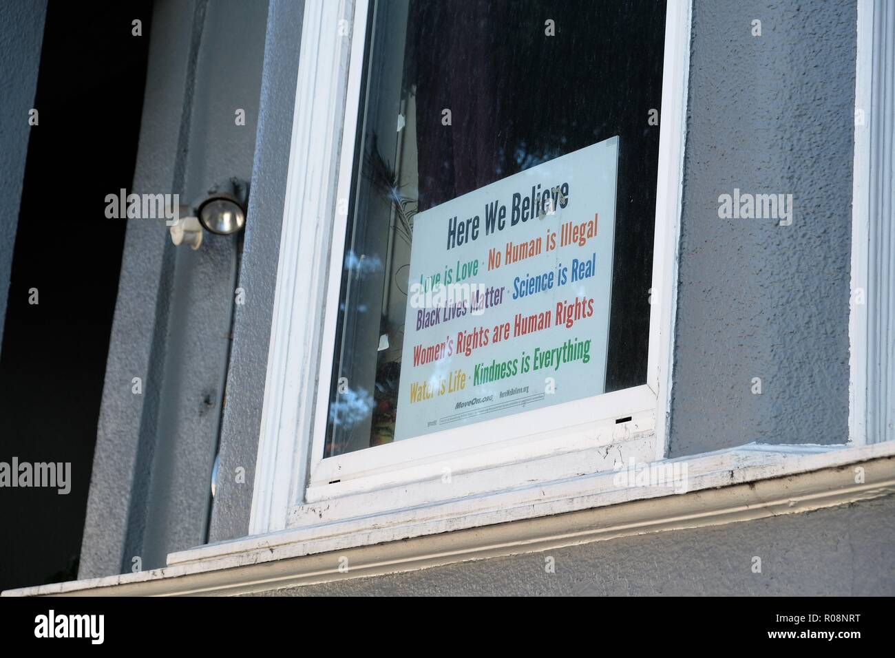 "Hier Wir glauben' Zeichen auf ein Fenster in ein Haus in San Francisco, Kalifornien, USA. Stockfoto
