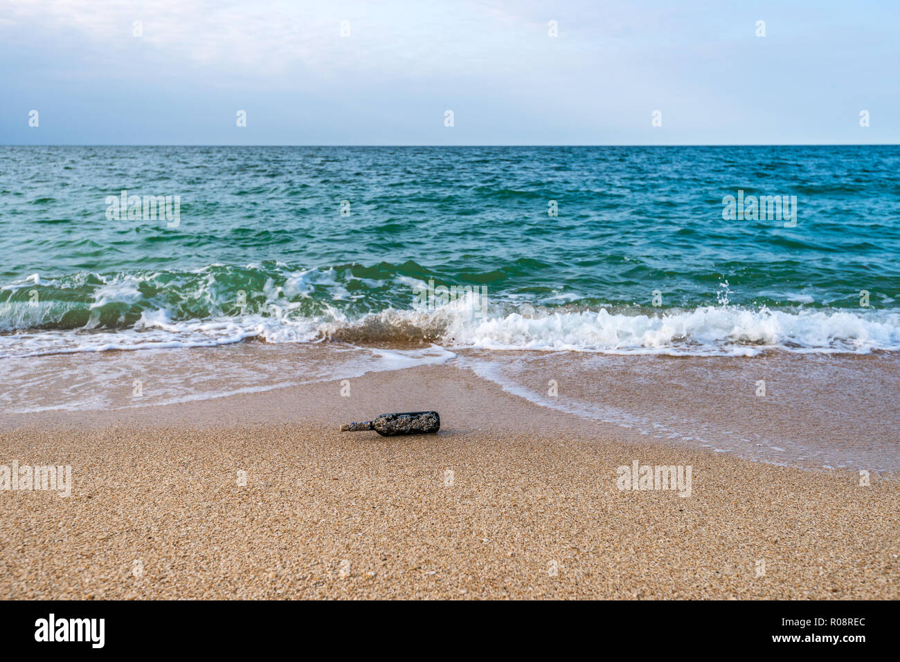 Eine Nachricht in einer Flasche mit korkgeschmack am leeren Strand Stockfoto