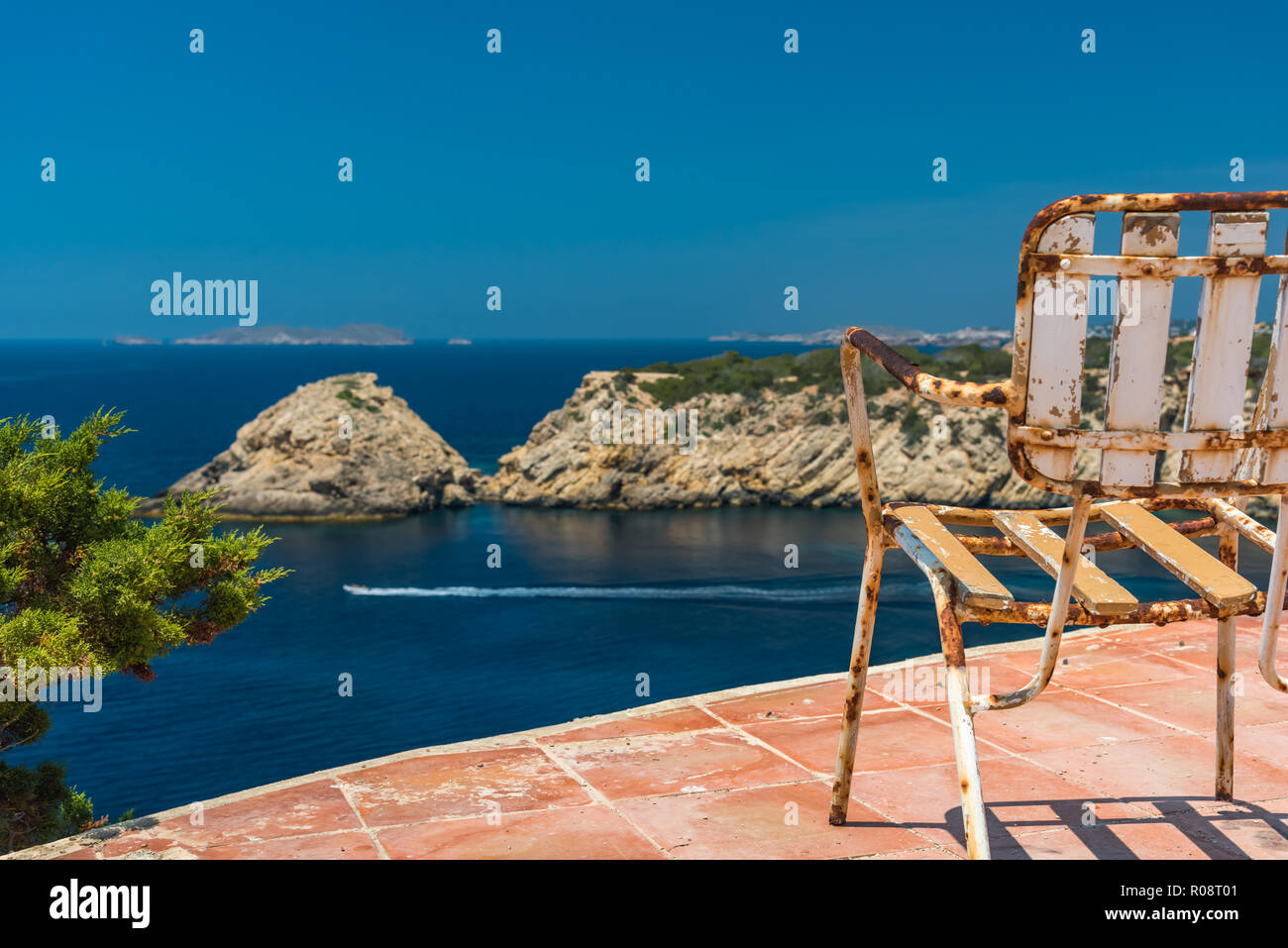 Die alten rostigen Stuhl und der fantastische Blick auf Ibiza Stockfoto