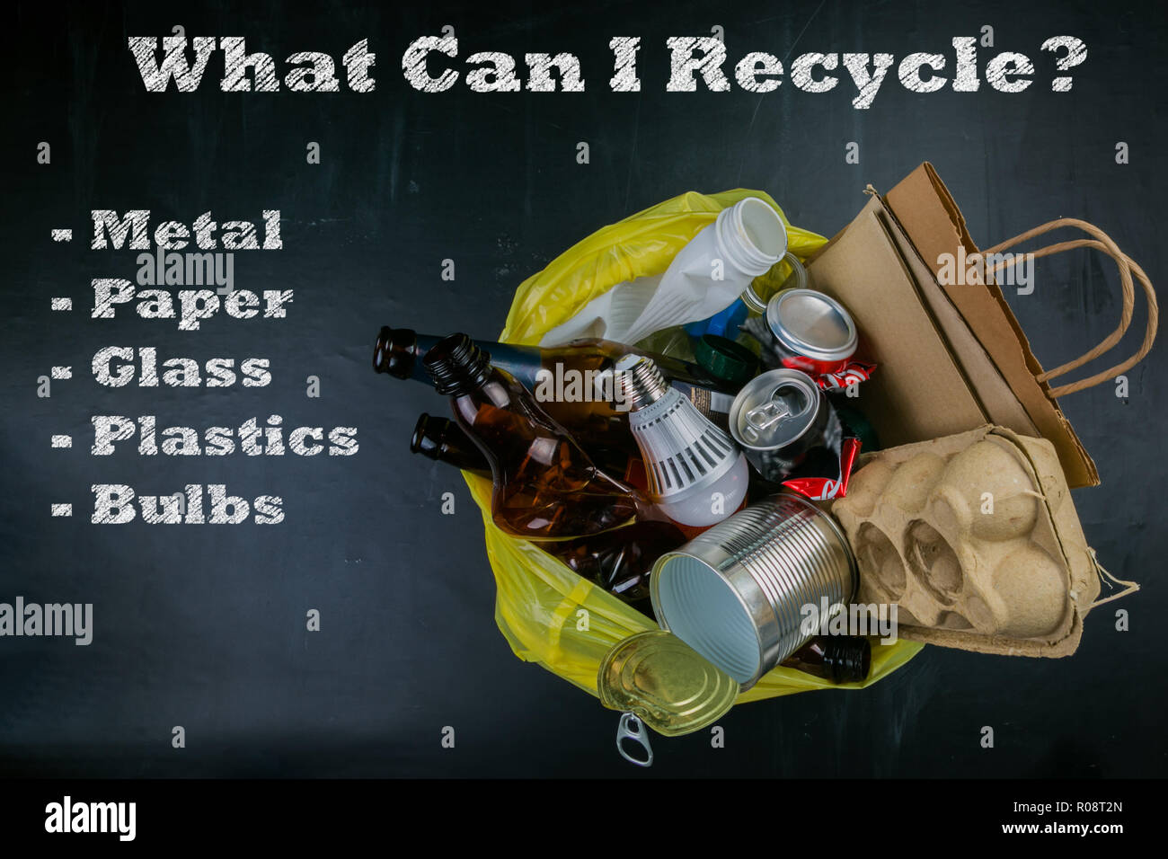 Recycling Konzept - recycelbare Materialien in Plastiktüte als Abfall, Was  kann ich geschrieben recyceln, Liste der Ressourcen Stockfotografie - Alamy