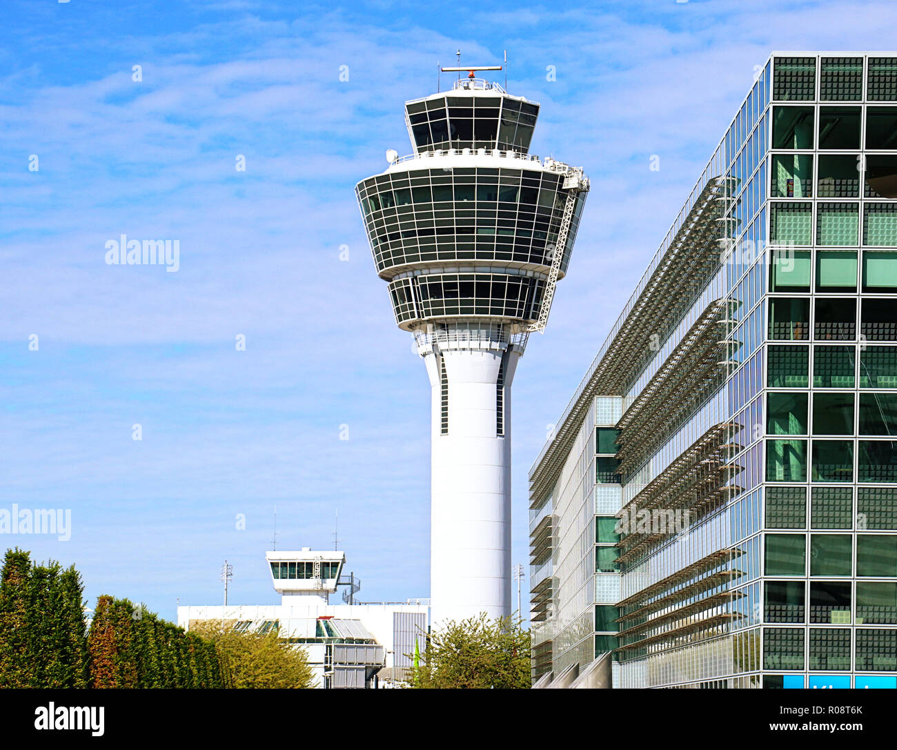 München, Deutschland - 27. August 2018 - Internationaler Flughafen München, Air traffic control tower Stockfoto
