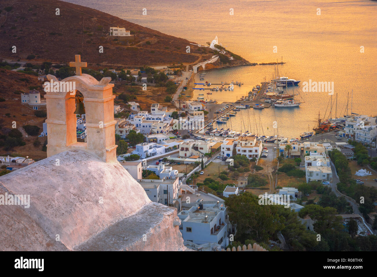 Traditionelle Häuser, Windmühlen und Kirchen auf der Insel Ios, Kykladen, Griechenland. Stockfoto