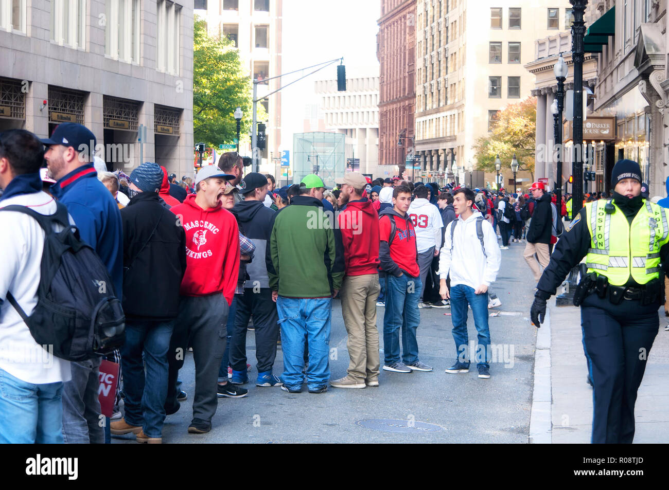 Boston, MA. Oktober 31, 2018. Tausende von Fans warten auf Tremont Street für die Red Sox die Meisterschaft Parade in Boston, Massachusetts. Stockfoto